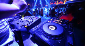 Come scegliere il DJ giusto per la propria festa o cerimonia