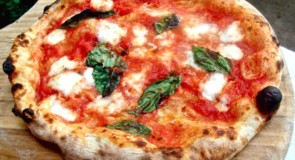 Storie e origini della pizza: la nascita del cibo più mangiato al mondo