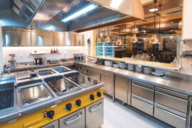 Tendenze 2025 nelle forniture per cucine industriali: tecnologia e sostenibilità al centro