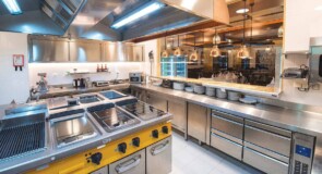 Tendenze 2025 nelle forniture per cucine industriali: tecnologia e sostenibilità al centro