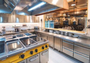 Tendenze 2025 nelle forniture per cucine industriali: tecnologia e sostenibilità al centro