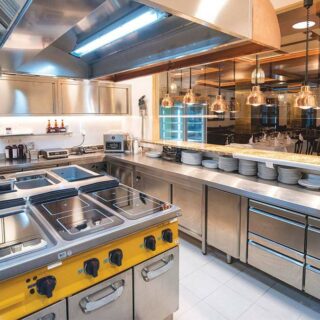 Tendenze 2025 nelle forniture per cucine industriali: tecnologia e sostenibilità al centro