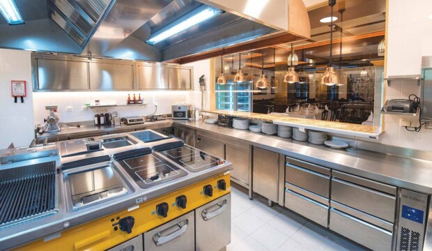 Tendenze 2025 nelle forniture per cucine industriali: tecnologia e sostenibilità al centro