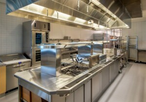 Arredi inox per cucine industriali: progettazione funzionale e riduzione degli sprechi operativi