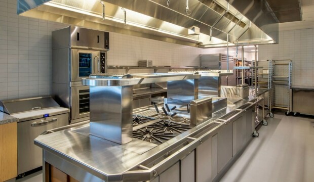 Arredi inox per cucine industriali: progettazione funzionale e riduzione degli sprechi operativi
