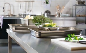 Contenitori inox per ristorazione: sicurezza, igiene e gestione termica nella cucina professionale