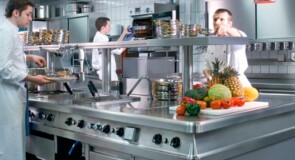 Forniture per cucine industriali: come progettare un flusso “a prova di volumi” tra stoccaggio, preparazione, cottura e distribuzione