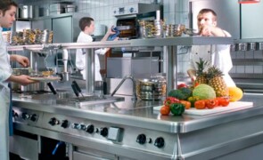 Forniture per cucine industriali: come progettare un flusso “a prova di volumi” tra stoccaggio, preparazione, cottura e distribuzione
