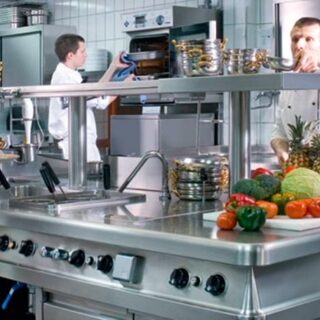 Forniture per cucine industriali: come progettare un flusso “a prova di volumi” tra stoccaggio, preparazione, cottura e distribuzione