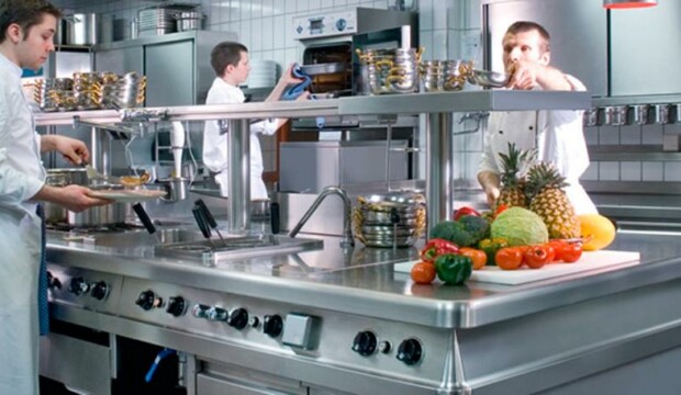 Forniture per cucine industriali: come progettare un flusso “a prova di volumi” tra stoccaggio, preparazione, cottura e distribuzione