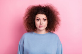 Capelli ricci secchi: cause, rimedi e routine per ritrovare morbidezza