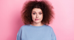 Capelli ricci secchi: cause, rimedi e routine per ritrovare morbidezza